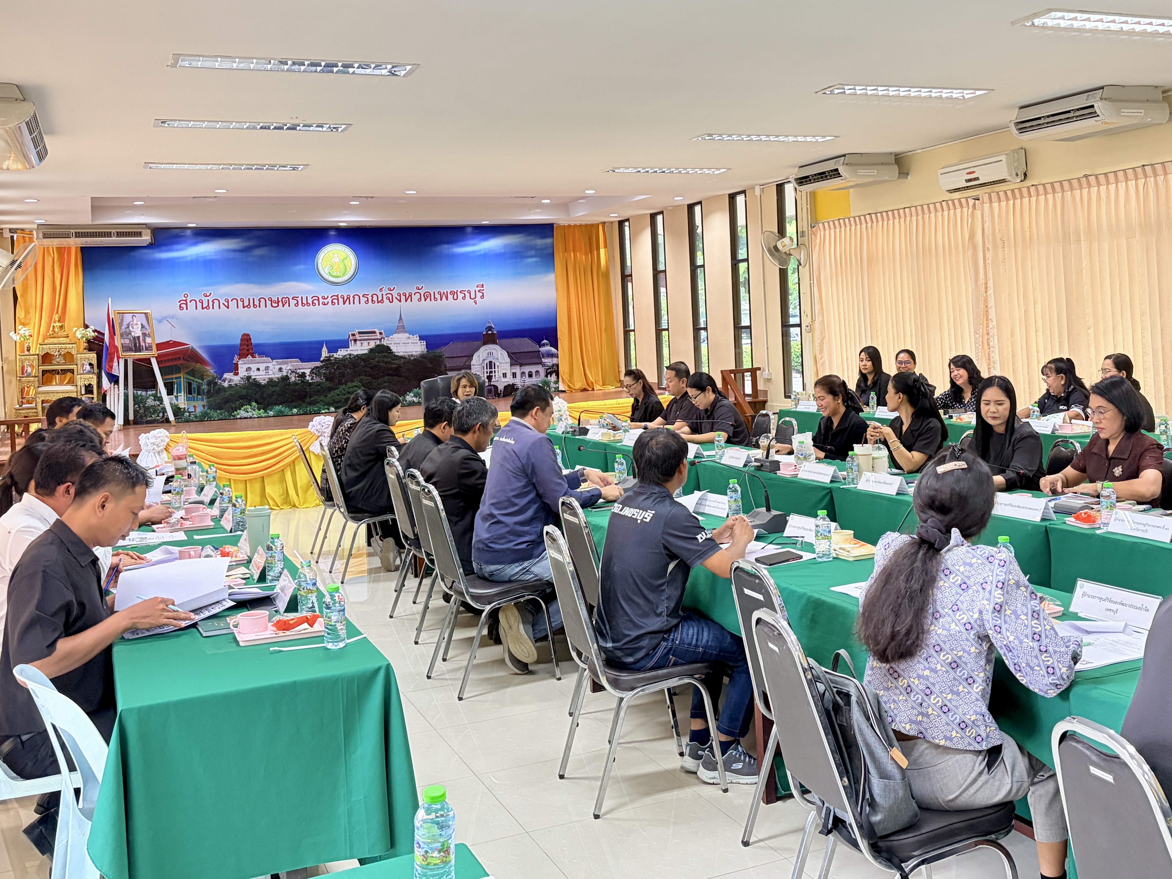 title - ปฏิรูปที่ดินจังหวัดเพชรบุรี พร้อมด้วย เจ้าหน้าที่ ส.ป.ก.เพชรบุรี ร่วมประชุมคณะกรรมการขับเคลื่อนงานด้านการเกษตรระดับจังหวัด